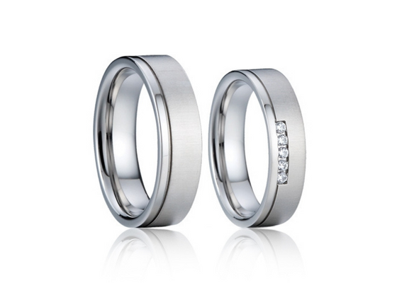 Stříbrné snubní prsteny s kamínky