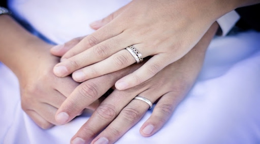 snubní prsteny na rukou