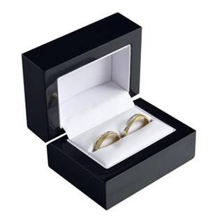 Černá dřevěná dárková krabička na snubní prsteny