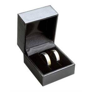 Černá koženková krabička na snubní prsteny