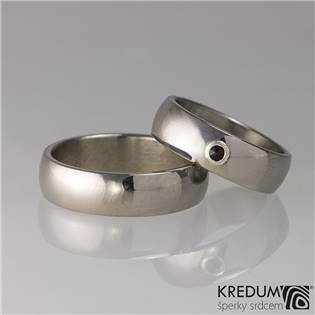 Dámský kovaný snubní prsten s Granátem