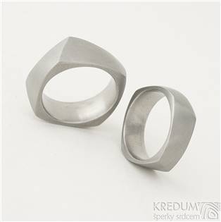 Kované titanové snubní prsteny Kumali - pár prstenů