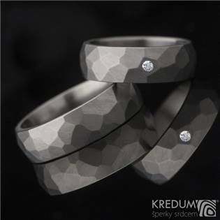 Kované titanové snubní prsteny Rock matný, diamant 1.7 mm - pár