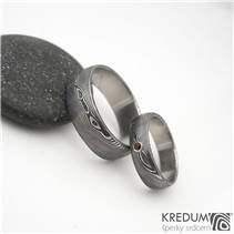 KS1001-GR Dámský prsten damasteel PRIMA s granátem