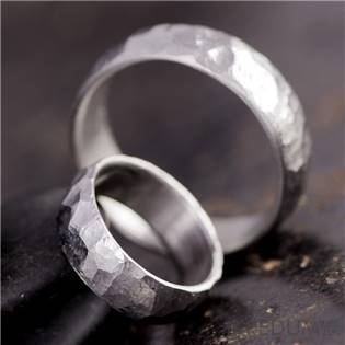Ručně kované ocelové prsteny Raw - pár
